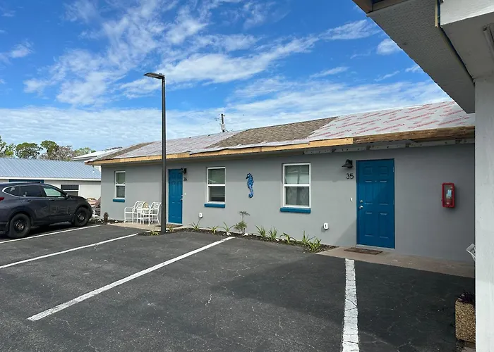 Cottage 36, Sunshine Suite - Dora Canal Court - A Downtown, Waterfront Community
